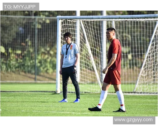 足球明星亲自背包出行的视频记录展现真实生活与运动员的另一面