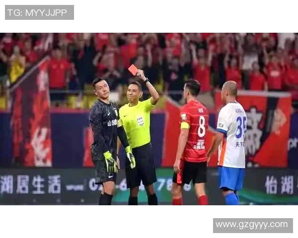 足球明星因场外行为被罚款引发球迷热议与媒体关注